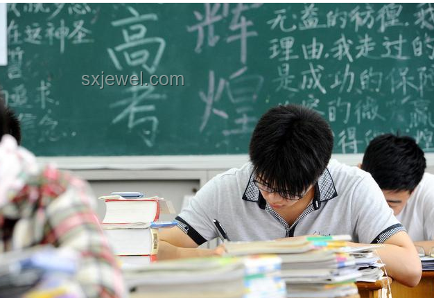 高考后挑行李回家的女生：婉拒资助，自立自强的青春赞歌